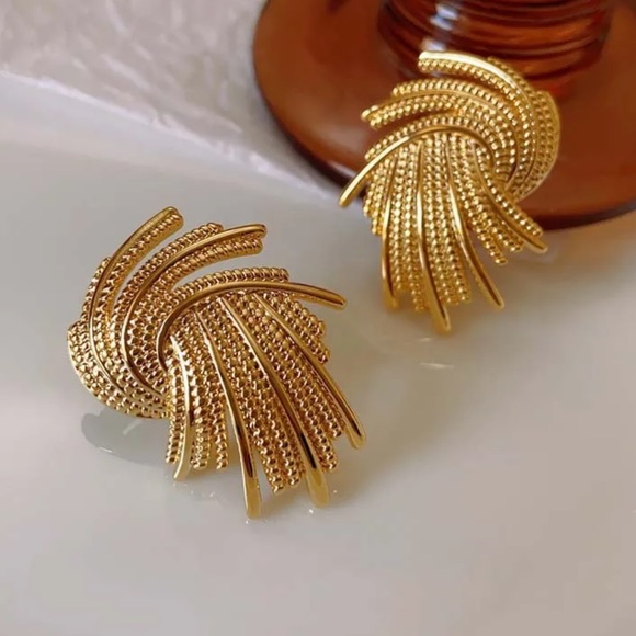 GP Wave Geometric Stud Earrings - Picture 4 of 5